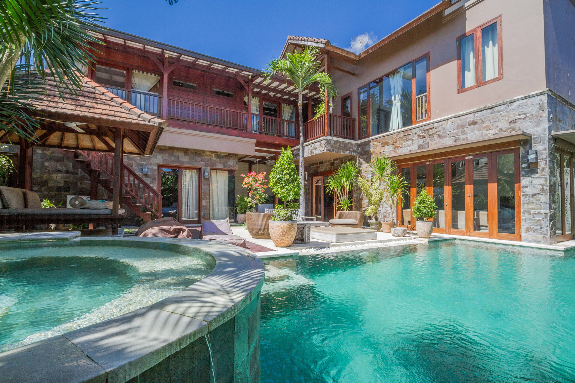 Ailenizin Seminyak'ın Başlıca Gezilecek Yerlerine Yakın 5 Yatak Odalı Lüks Bir Tatil Villası Kiraladığını Düşünün, Bali Villa 1167