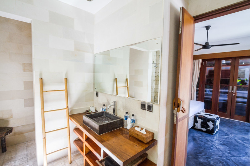 Ailenizin Seminyak'ın Başlıca Gezilecek Yerlerine Yakın 5 Yatak Odalı Lüks Bir Tatil Villası Kiraladığını Düşünün, Bali Villa 1167