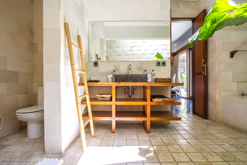 Ailenizin Seminyak'ın Başlıca Gezilecek Yerlerine Yakın 5 Yatak Odalı Lüks Bir Tatil Villası Kiraladığını Düşünün, Bali Villa 1167