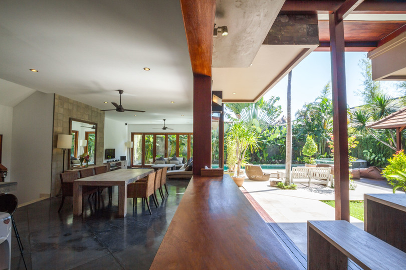 Ailenizin Seminyak'ın Başlıca Gezilecek Yerlerine Yakın 5 Yatak Odalı Lüks Bir Tatil Villası Kiraladığını Düşünün, Bali Villa 1167