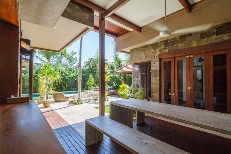 Ailenizin Seminyak'ın Başlıca Gezilecek Yerlerine Yakın 5 Yatak Odalı Lüks Bir Tatil Villası Kiraladığını Düşünün, Bali Villa 1167