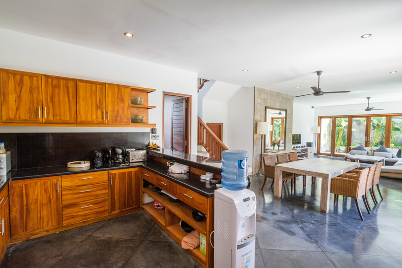 Ailenizin Seminyak'ın Başlıca Gezilecek Yerlerine Yakın 5 Yatak Odalı Lüks Bir Tatil Villası Kiraladığını Düşünün, Bali Villa 1167