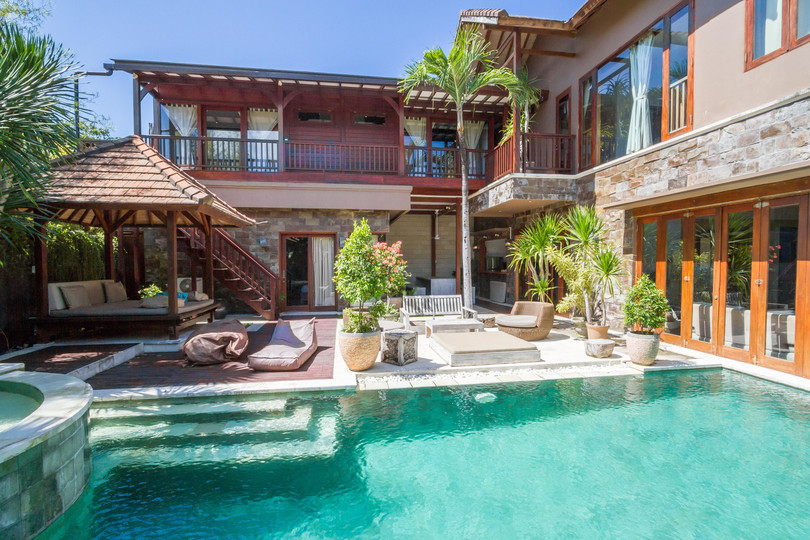 Ailenizin Seminyak'ın Başlıca Gezilecek Yerlerine Yakın 5 Yatak Odalı Lüks Bir Tatil Villası Kiraladığını Düşünün, Bali Villa 1167