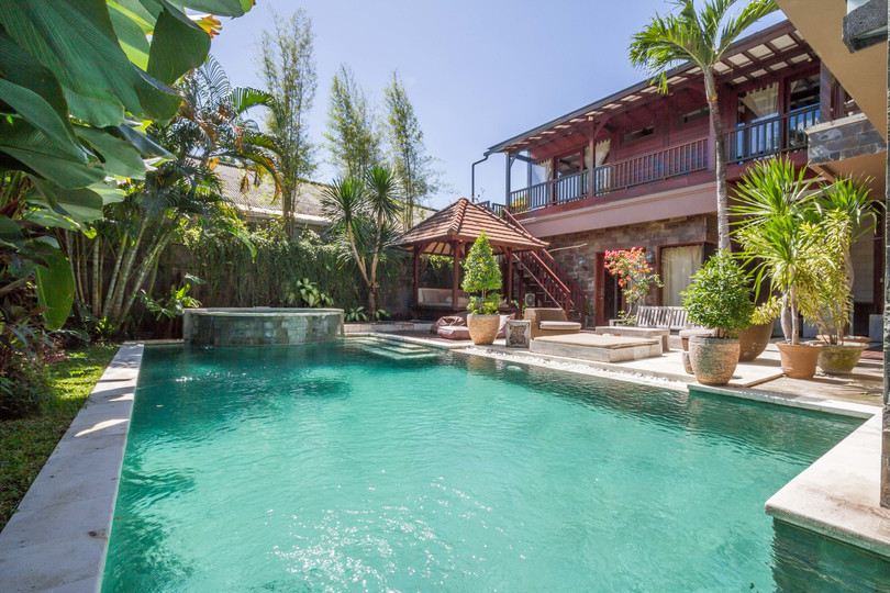 Ailenizin Seminyak'ın Başlıca Gezilecek Yerlerine Yakın 5 Yatak Odalı Lüks Bir Tatil Villası Kiraladığını Düşünün, Bali Villa 1167