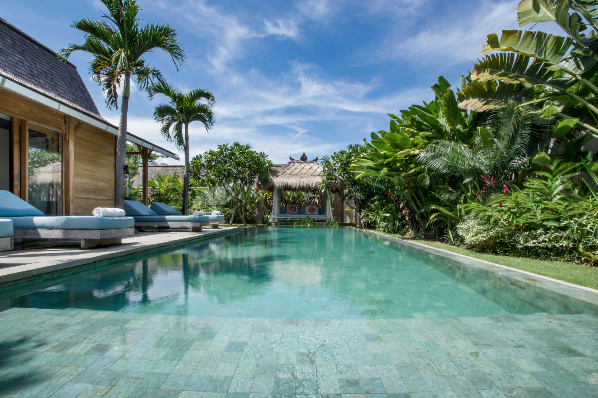 Personel Size Buzlu İçecekler Sunarken Kerobokan'da Özel Havuzunuzun Yanında Rahatlarken Resim, Villa Bali 2007