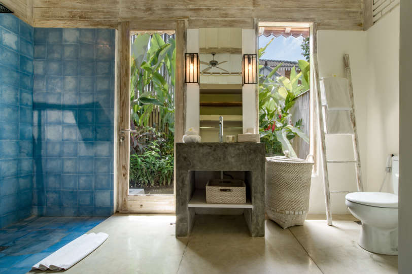 Personel Size Buzlu İçecekler Sunarken Kerobokan'da Özel Havuzunuzun Yanında Rahatlarken Resim, Villa Bali 2007