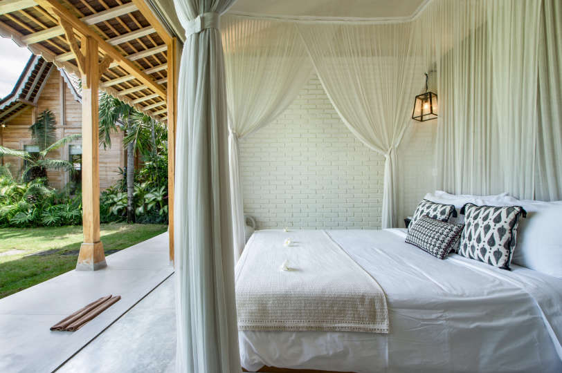 Personel Size Buzlu İçecekler Sunarken Kerobokan'da Özel Havuzunuzun Yanında Rahatlarken Resim, Villa Bali 2007