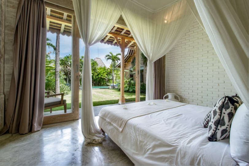 Personel Size Buzlu İçecekler Sunarken Kerobokan'da Özel Havuzunuzun Yanında Rahatlarken Resim, Villa Bali 2007
