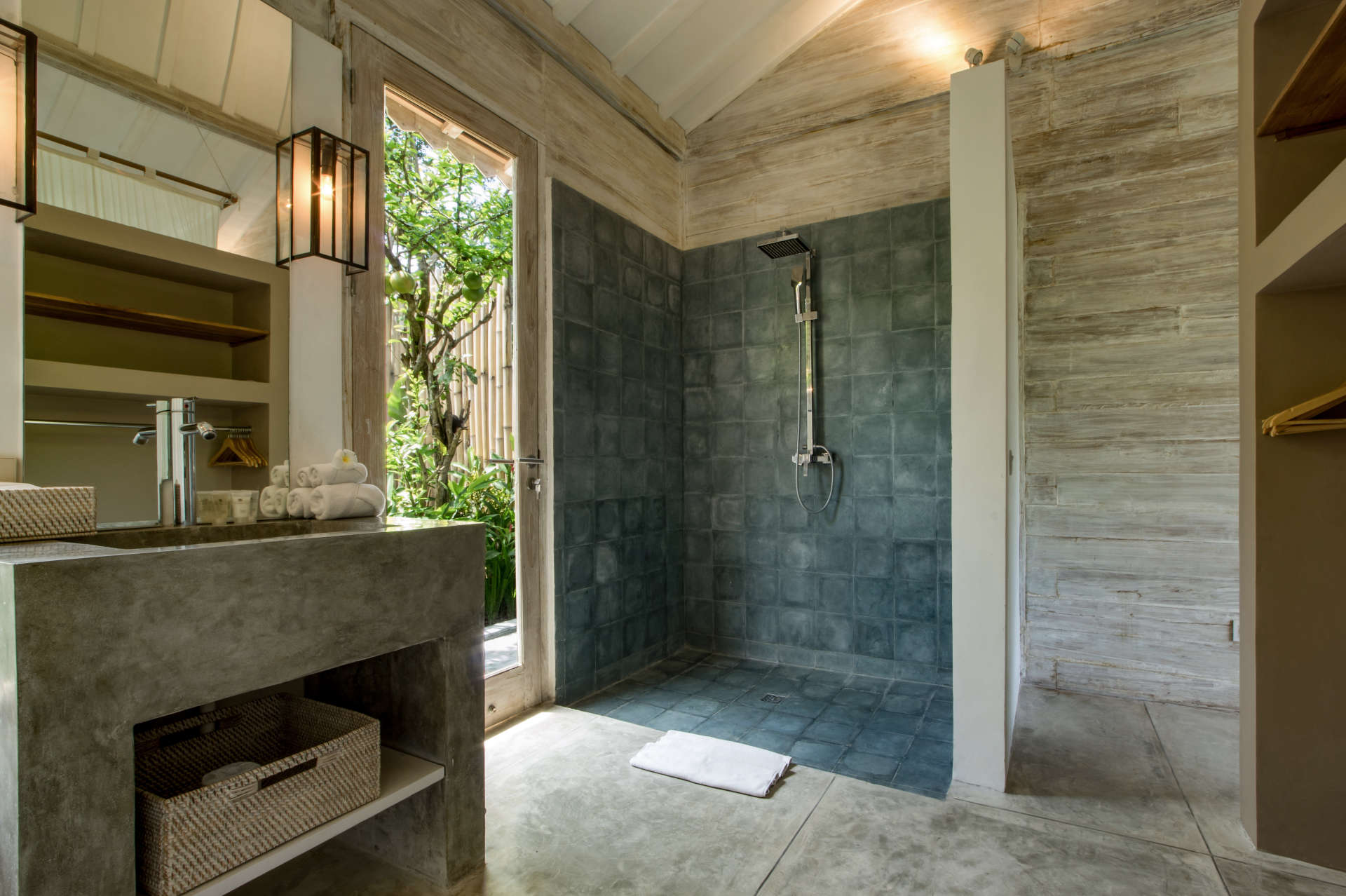 Personel Size Buzlu İçecekler Sunarken Kerobokan'da Özel Havuzunuzun Yanında Rahatlarken Resim, Villa Bali 2007