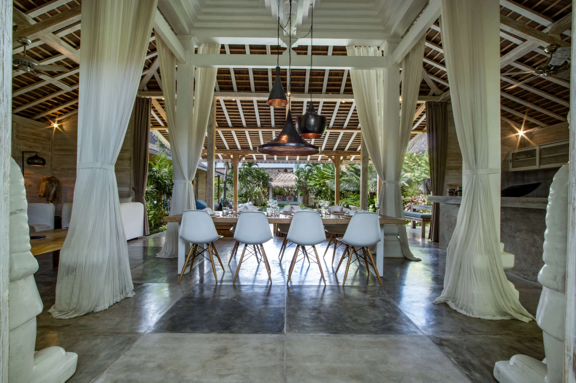 Personel Size Buzlu İçecekler Sunarken Kerobokan'da Özel Havuzunuzun Yanında Rahatlarken Resim, Villa Bali 2007
