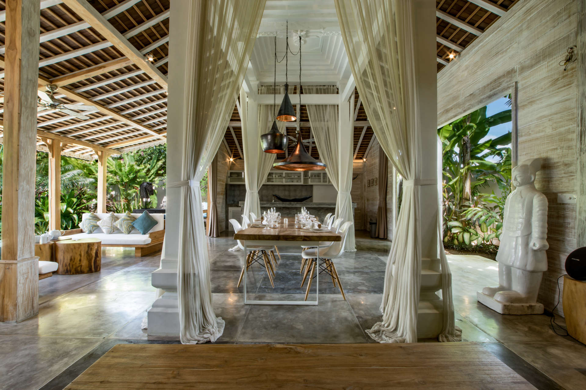 Personel Size Buzlu İçecekler Sunarken Kerobokan'da Özel Havuzunuzun Yanında Rahatlarken Resim, Villa Bali 2007