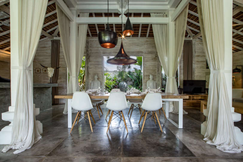 Personel Size Buzlu İçecekler Sunarken Kerobokan'da Özel Havuzunuzun Yanında Rahatlarken Resim, Villa Bali 2007