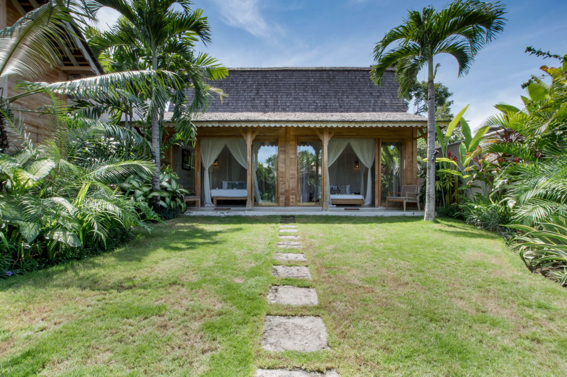 Personel Size Buzlu İçecekler Sunarken Kerobokan'da Özel Havuzunuzun Yanında Rahatlarken Resim, Villa Bali 2007