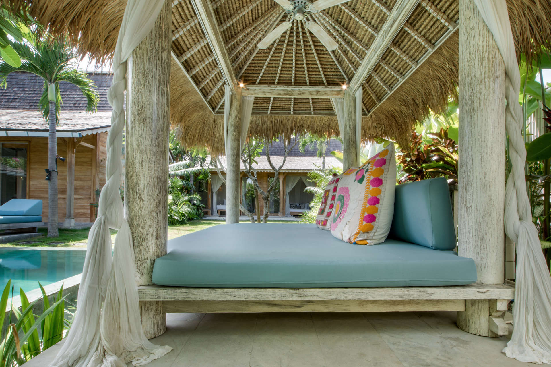 Personel Size Buzlu İçecekler Sunarken Kerobokan'da Özel Havuzunuzun Yanında Rahatlarken Resim, Villa Bali 2007