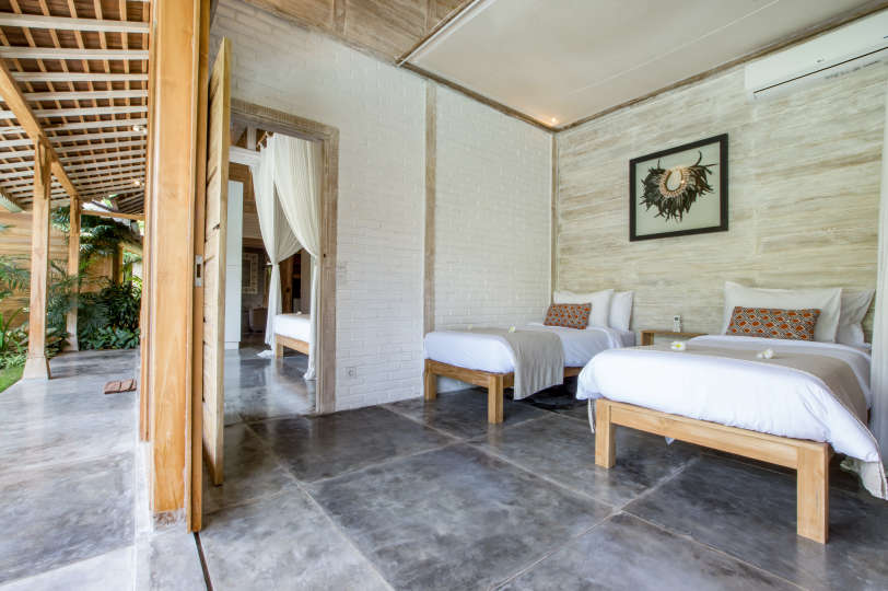 Personel Size Buzlu İçecekler Sunarken Kerobokan'da Özel Havuzunuzun Yanında Rahatlarken Resim, Villa Bali 2007