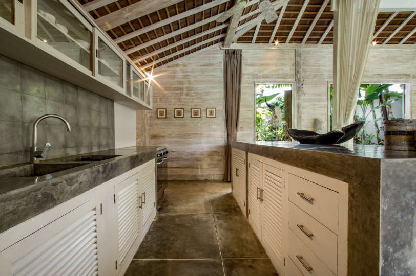 Personel Size Buzlu İçecekler Sunarken Kerobokan'da Özel Havuzunuzun Yanında Rahatlarken Resim, Villa Bali 2007