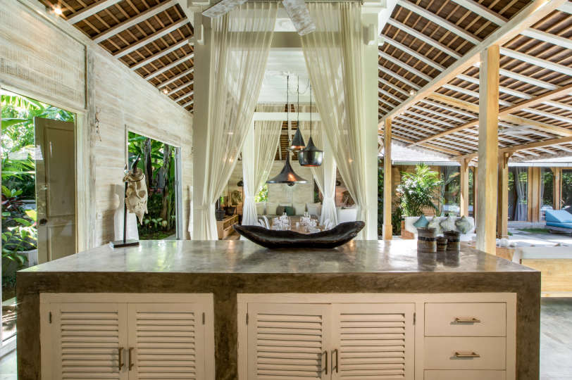 Personel Size Buzlu İçecekler Sunarken Kerobokan'da Özel Havuzunuzun Yanında Rahatlarken Resim, Villa Bali 2007