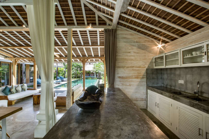 Personel Size Buzlu İçecekler Sunarken Kerobokan'da Özel Havuzunuzun Yanında Rahatlarken Resim, Villa Bali 2007