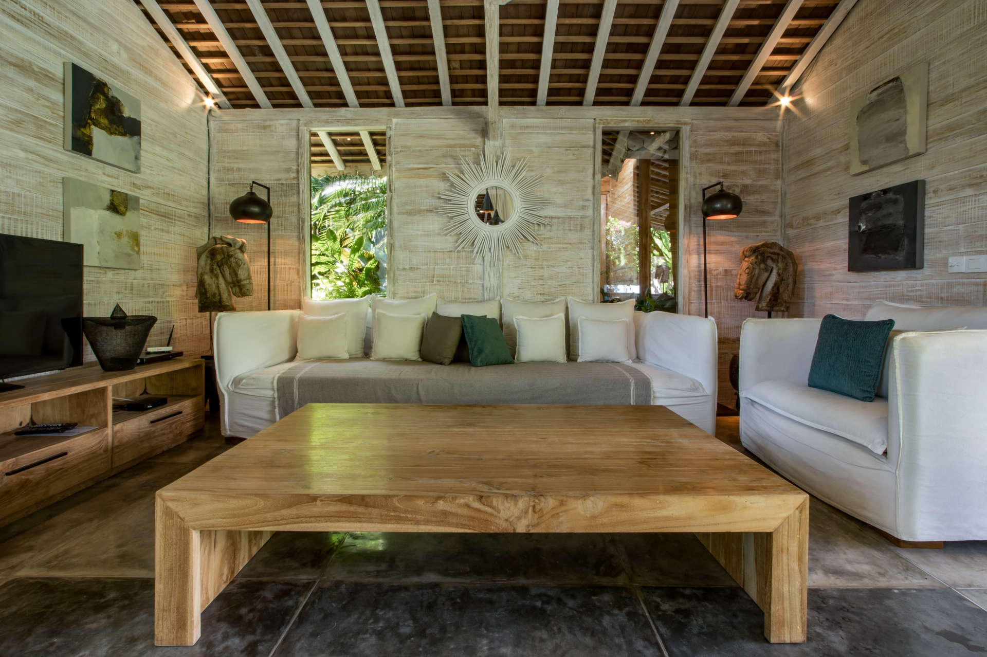 Personel Size Buzlu İçecekler Sunarken Kerobokan'da Özel Havuzunuzun Yanında Rahatlarken Resim, Villa Bali 2007