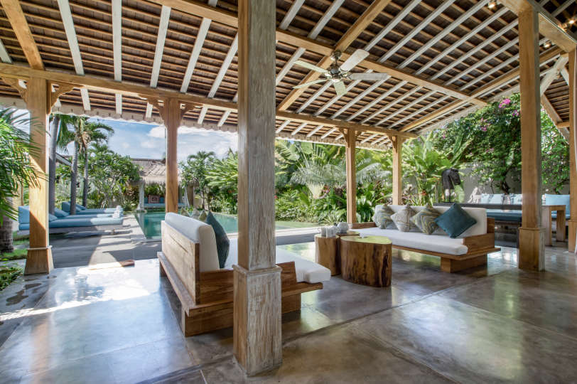 Personel Size Buzlu İçecekler Sunarken Kerobokan'da Özel Havuzunuzun Yanında Rahatlarken Resim, Villa Bali 2007