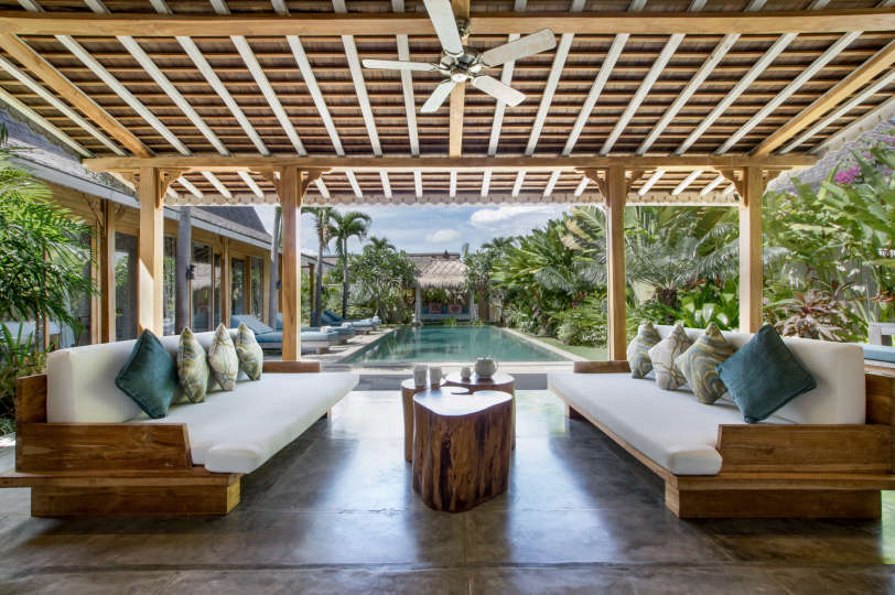 Personel Size Buzlu İçecekler Sunarken Kerobokan'da Özel Havuzunuzun Yanında Rahatlarken Resim, Villa Bali 2007