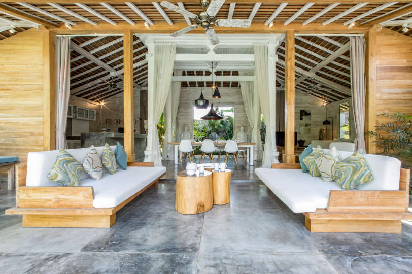 Personel Size Buzlu İçecekler Sunarken Kerobokan'da Özel Havuzunuzun Yanında Rahatlarken Resim, Villa Bali 2007