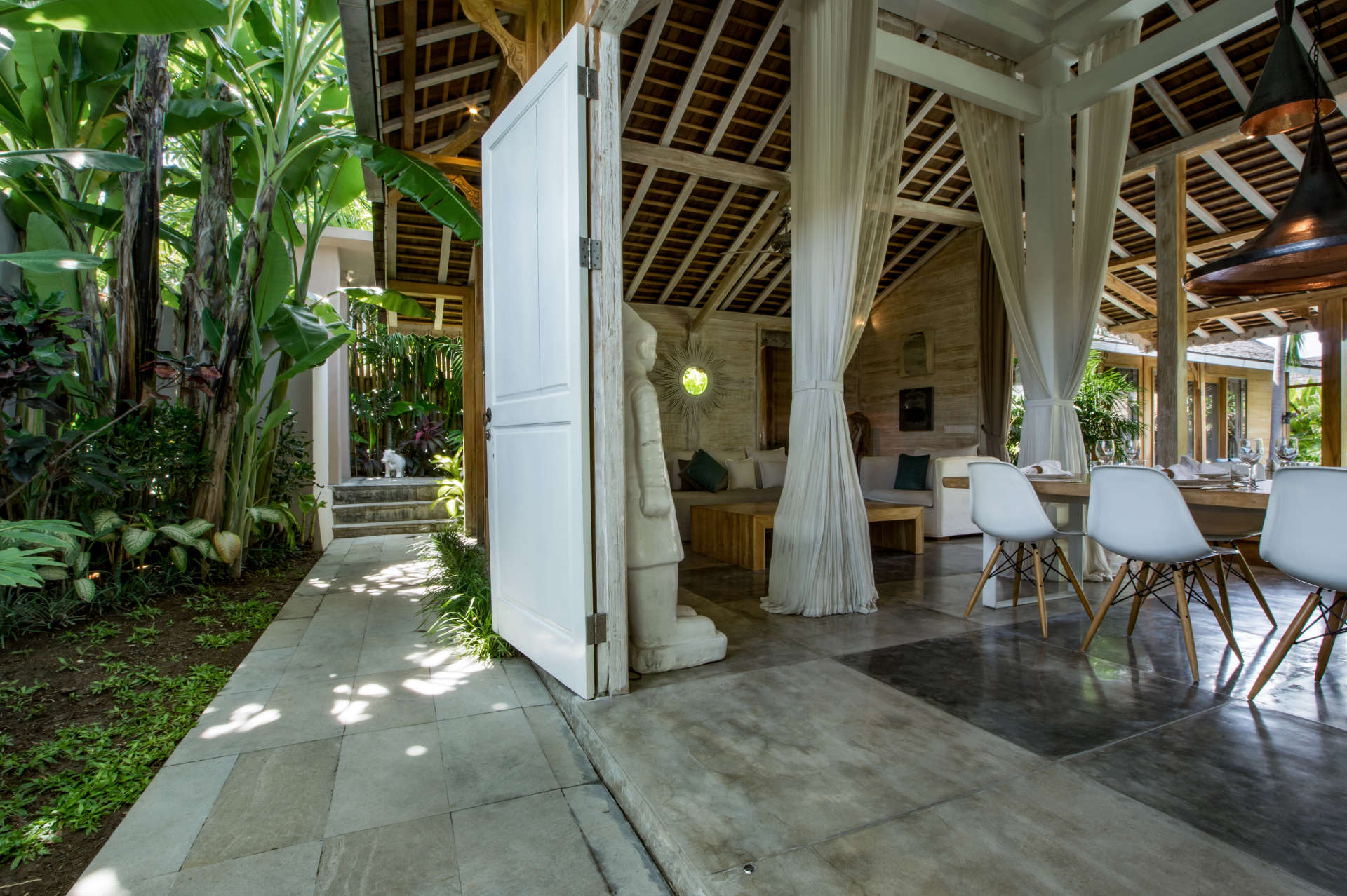Personel Size Buzlu İçecekler Sunarken Kerobokan'da Özel Havuzunuzun Yanında Rahatlarken Resim, Villa Bali 2007
