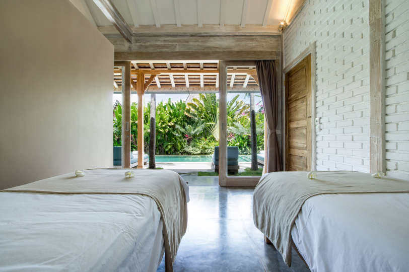 Personel Size Buzlu İçecekler Sunarken Kerobokan'da Özel Havuzunuzun Yanında Rahatlarken Resim, Villa Bali 2007