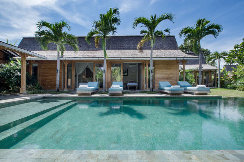 Personel Size Buzlu İçecekler Sunarken Kerobokan'da Özel Havuzunuzun Yanında Rahatlarken Resim, Villa Bali 2007