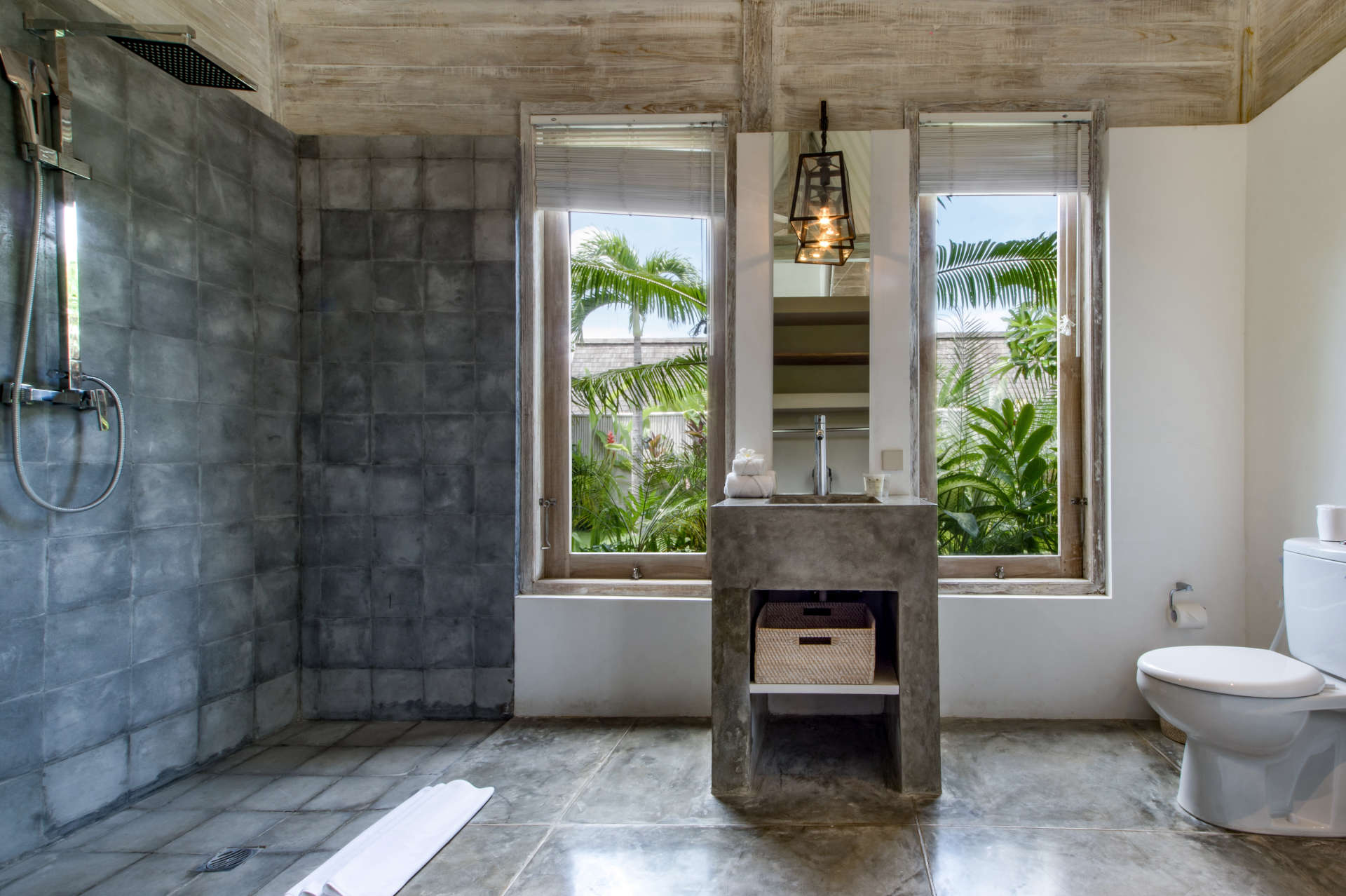 Personel Size Buzlu İçecekler Sunarken Kerobokan'da Özel Havuzunuzun Yanında Rahatlarken Resim, Villa Bali 2007