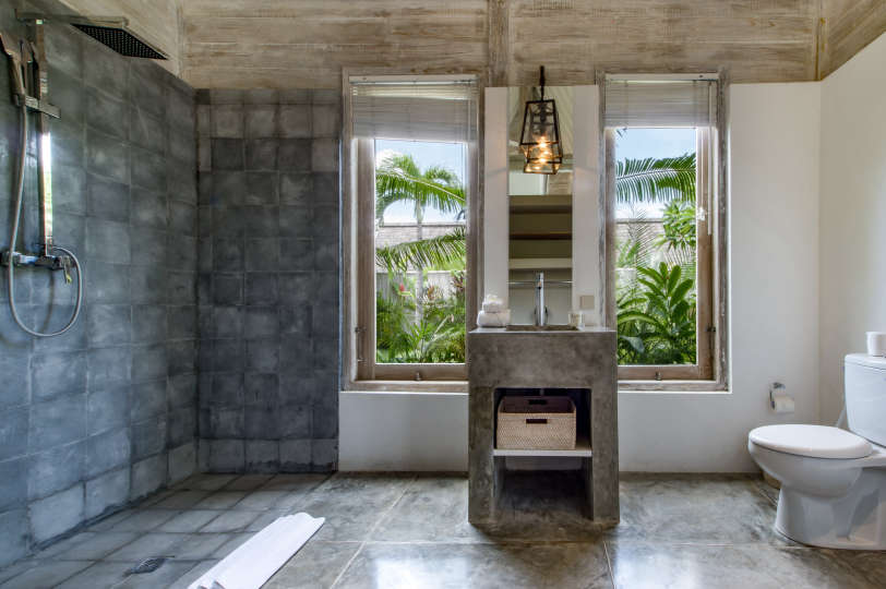 Personel Size Buzlu İçecekler Sunarken Kerobokan'da Özel Havuzunuzun Yanında Rahatlarken Resim, Villa Bali 2007