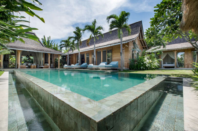 Personel Size Buzlu İçecekler Sunarken Kerobokan'da Özel Havuzunuzun Yanında Rahatlarken Resim, Villa Bali 2007
