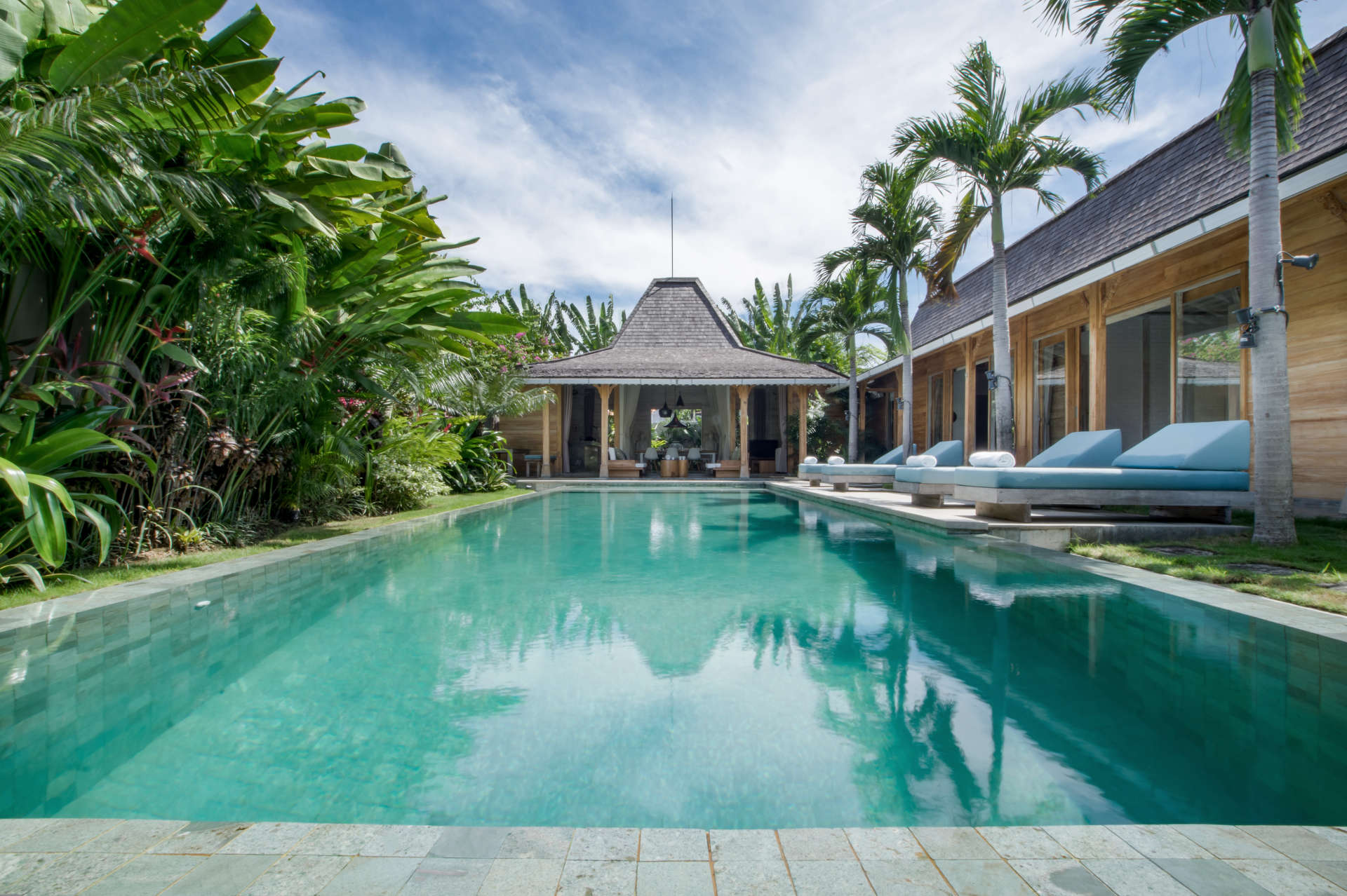 Personel Size Buzlu İçecekler Sunarken Kerobokan'da Özel Havuzunuzun Yanında Rahatlarken Resim, Villa Bali 2007