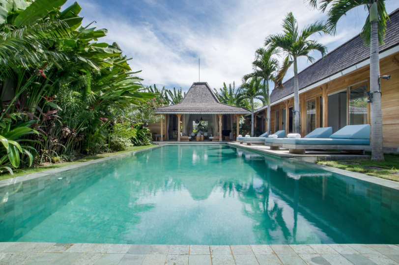 Personel Size Buzlu İçecekler Sunarken Kerobokan'da Özel Havuzunuzun Yanında Rahatlarken Resim, Villa Bali 2007