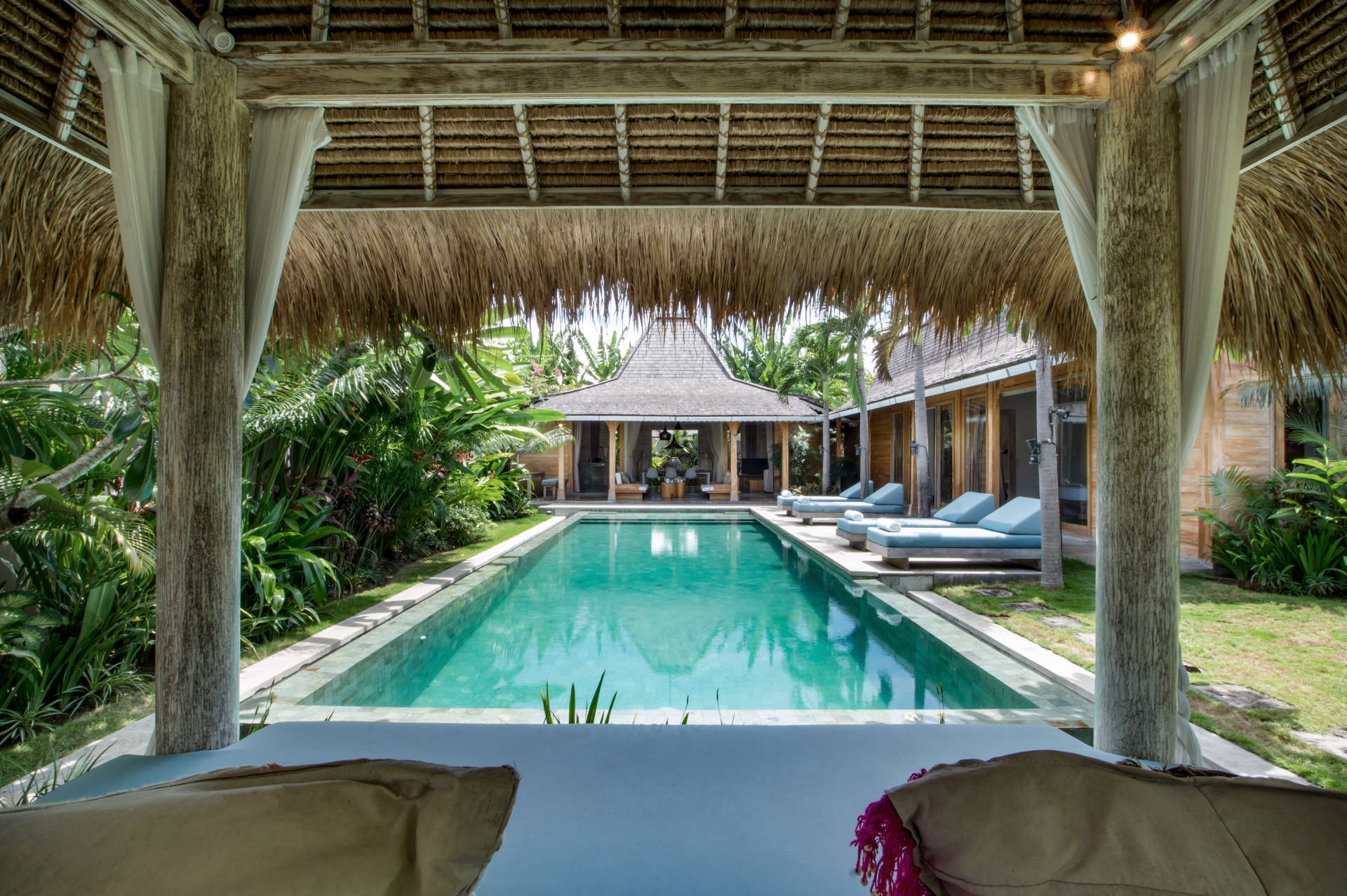 Personel Size Buzlu İçecekler Sunarken Kerobokan'da Özel Havuzunuzun Yanında Rahatlarken Resim, Villa Bali 2007