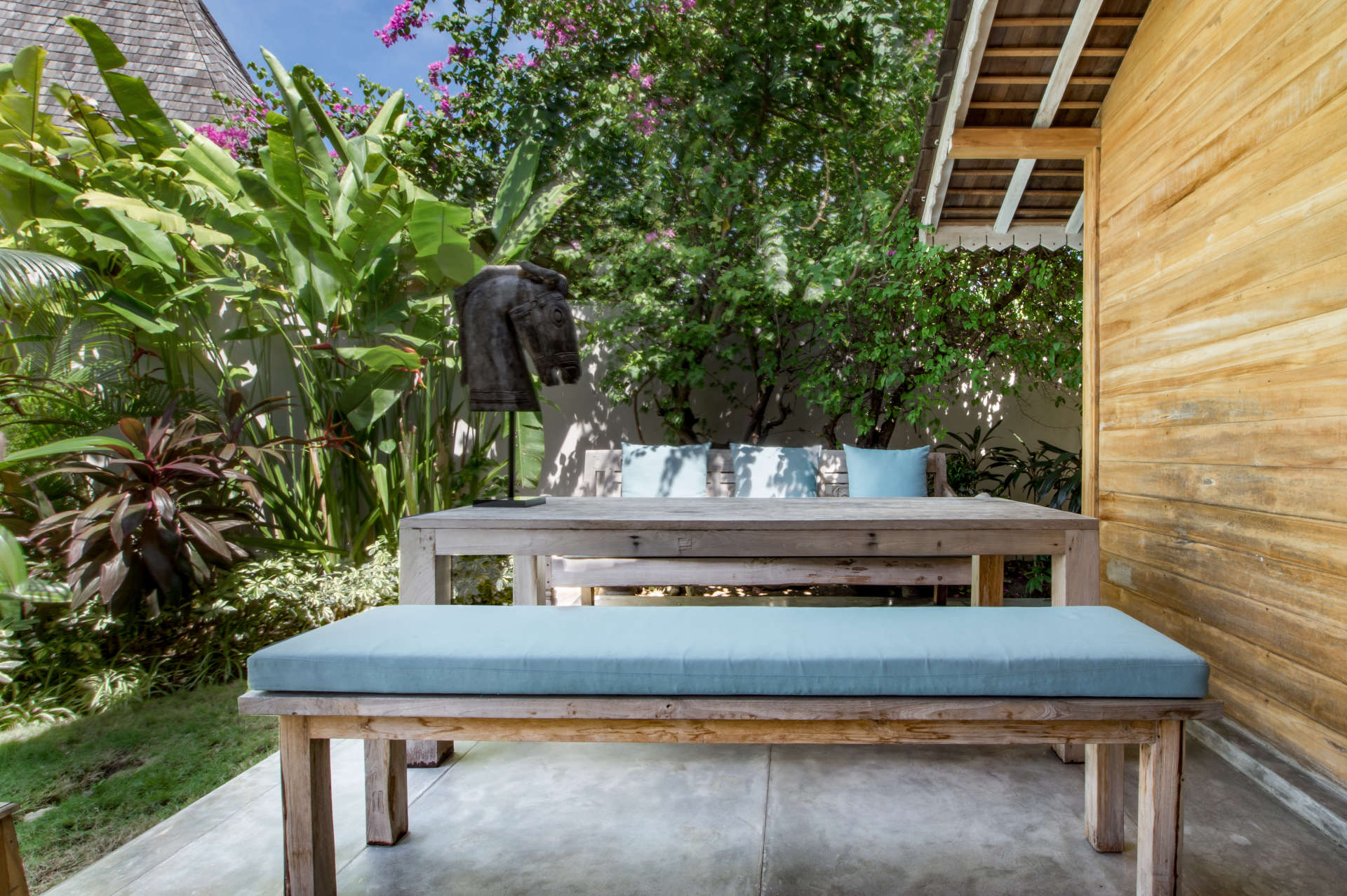 Personel Size Buzlu İçecekler Sunarken Kerobokan'da Özel Havuzunuzun Yanında Rahatlarken Resim, Villa Bali 2007