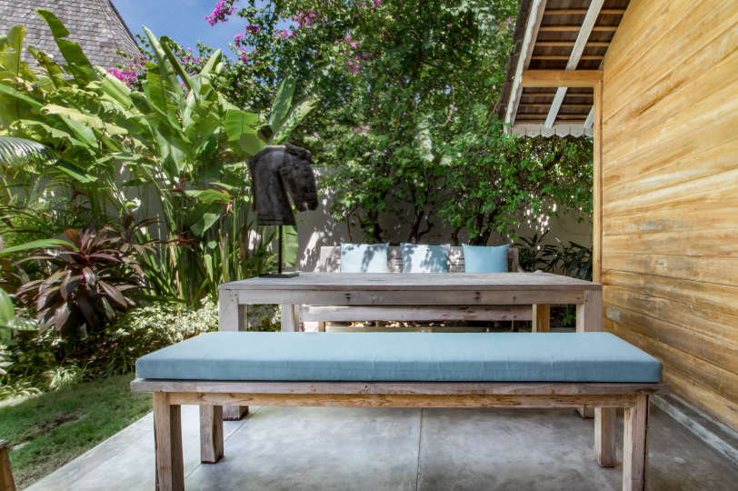 Personel Size Buzlu İçecekler Sunarken Kerobokan'da Özel Havuzunuzun Yanında Rahatlarken Resim, Villa Bali 2007