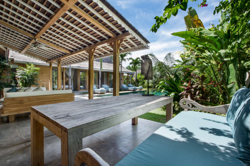Personel Size Buzlu İçecekler Sunarken Kerobokan'da Özel Havuzunuzun Yanında Rahatlarken Resim, Villa Bali 2007