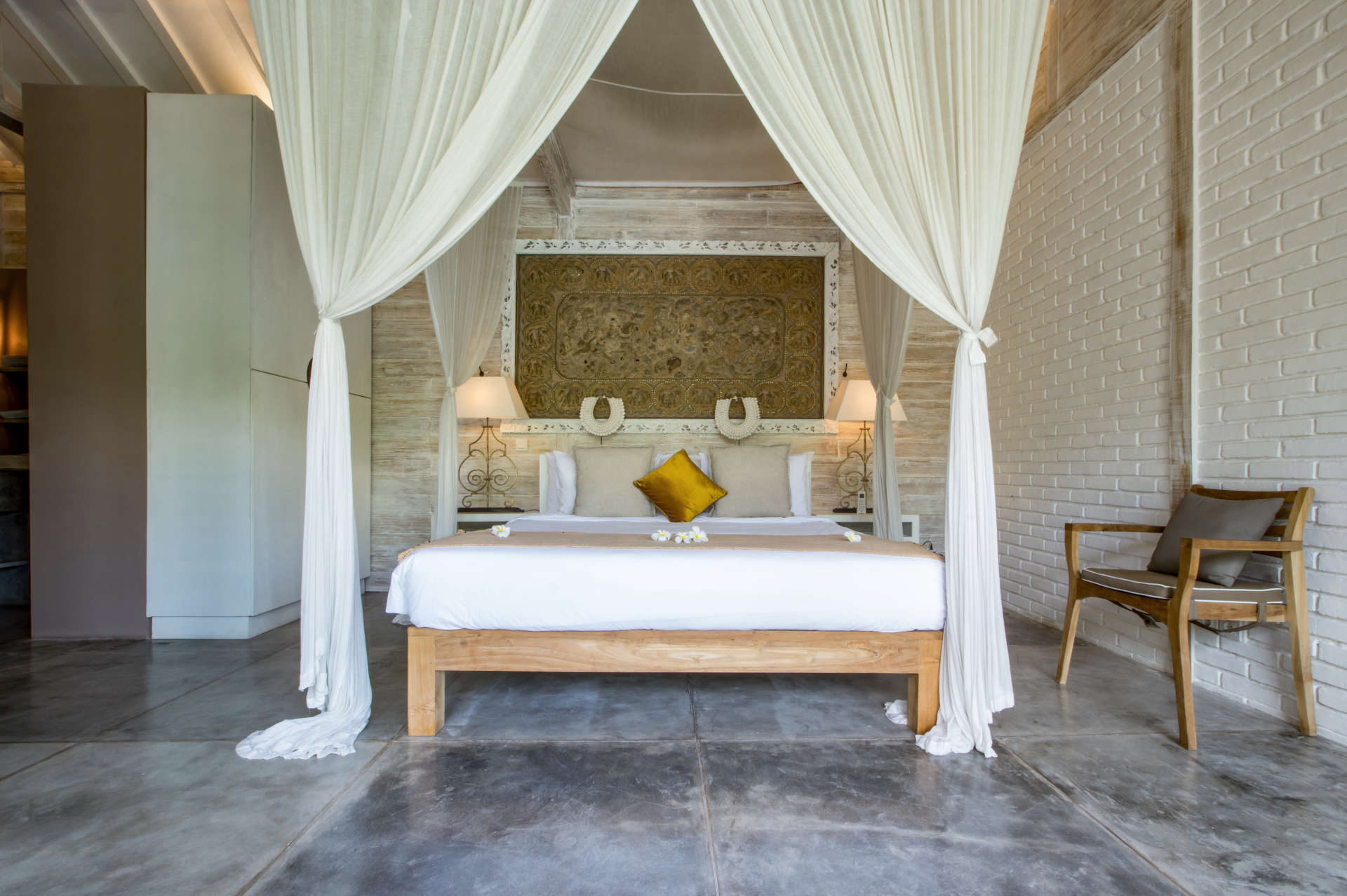 Personel Size Buzlu İçecekler Sunarken Kerobokan'da Özel Havuzunuzun Yanında Rahatlarken Resim, Villa Bali 2007