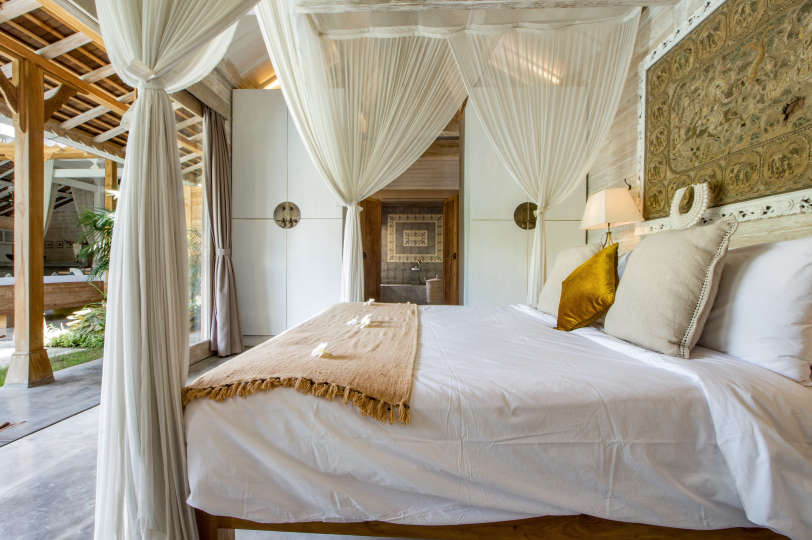 Personel Size Buzlu İçecekler Sunarken Kerobokan'da Özel Havuzunuzun Yanında Rahatlarken Resim, Villa Bali 2007