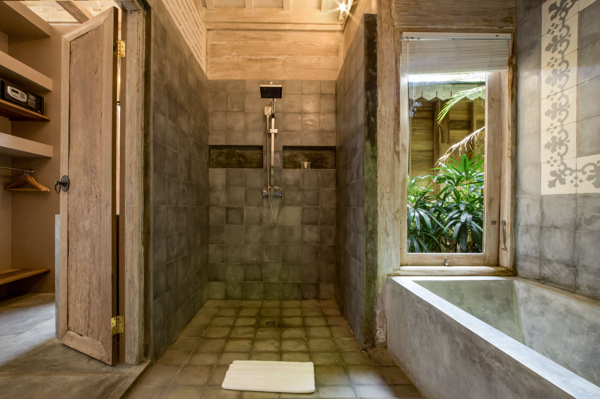 Personel Size Buzlu İçecekler Sunarken Kerobokan'da Özel Havuzunuzun Yanında Rahatlarken Resim, Villa Bali 2007