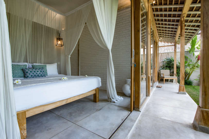 Personel Size Buzlu İçecekler Sunarken Kerobokan'da Özel Havuzunuzun Yanında Rahatlarken Resim, Villa Bali 2007