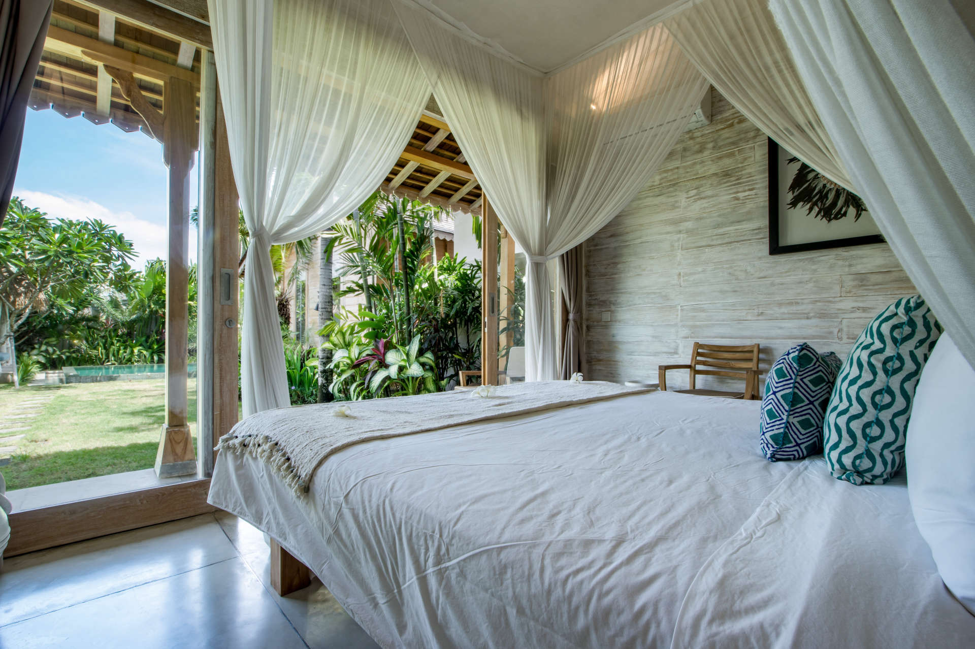 Personel Size Buzlu İçecekler Sunarken Kerobokan'da Özel Havuzunuzun Yanında Rahatlarken Resim, Villa Bali 2007
