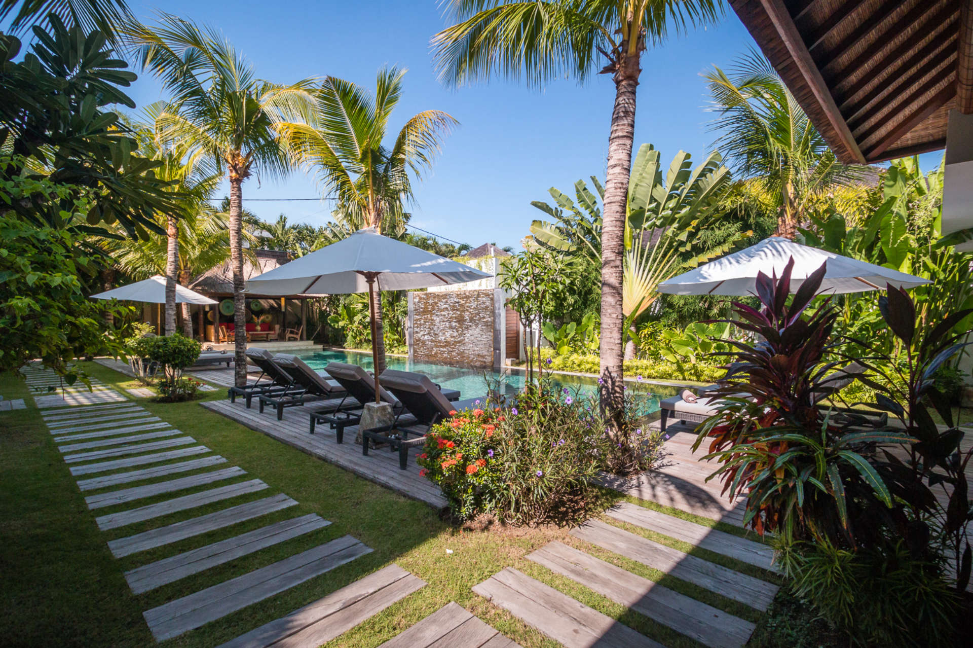 Seminyak'ta Kendi Özel Lüks Tatil Villanızı Temel Otelden Daha Azına Nasıl Kiralarsınız, Villa Bali 2040