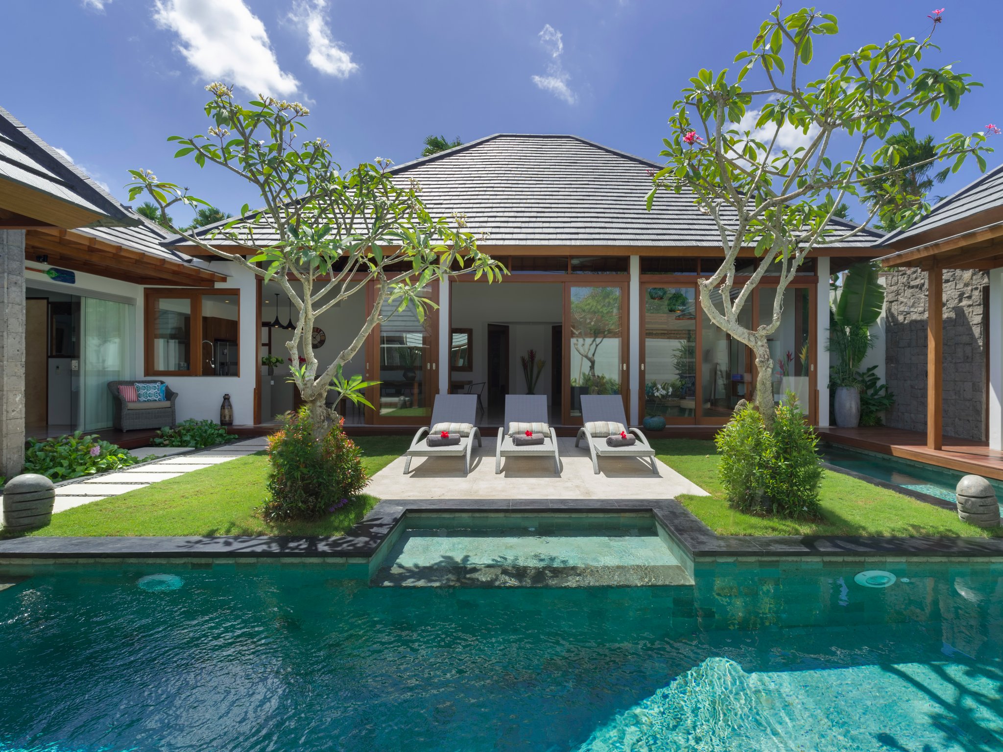 Ailenizin Seminyak'ın Başlıca Gezilecek Yerlerine Yakın Lüks Bir Tatil Villası Kiraladığını Hayal Edin, Villa Bali 2043