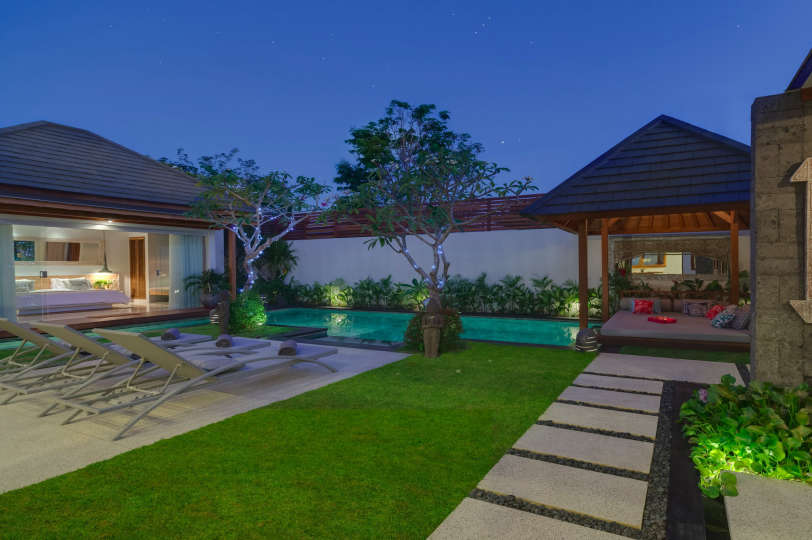 Ailenizin Seminyak'ın Başlıca Gezilecek Yerlerine Yakın Lüks Bir Tatil Villası Kiraladığını Hayal Edin, Villa Bali 2043