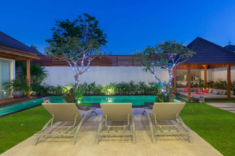 Ailenizin Seminyak'ın Başlıca Gezilecek Yerlerine Yakın Lüks Bir Tatil Villası Kiraladığını Hayal Edin, Villa Bali 2043