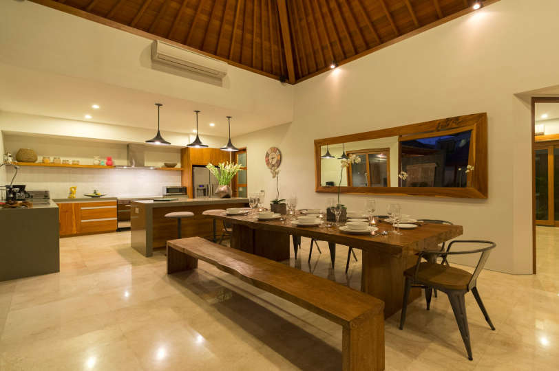 Ailenizin Seminyak'ın Başlıca Gezilecek Yerlerine Yakın Lüks Bir Tatil Villası Kiraladığını Hayal Edin, Villa Bali 2043