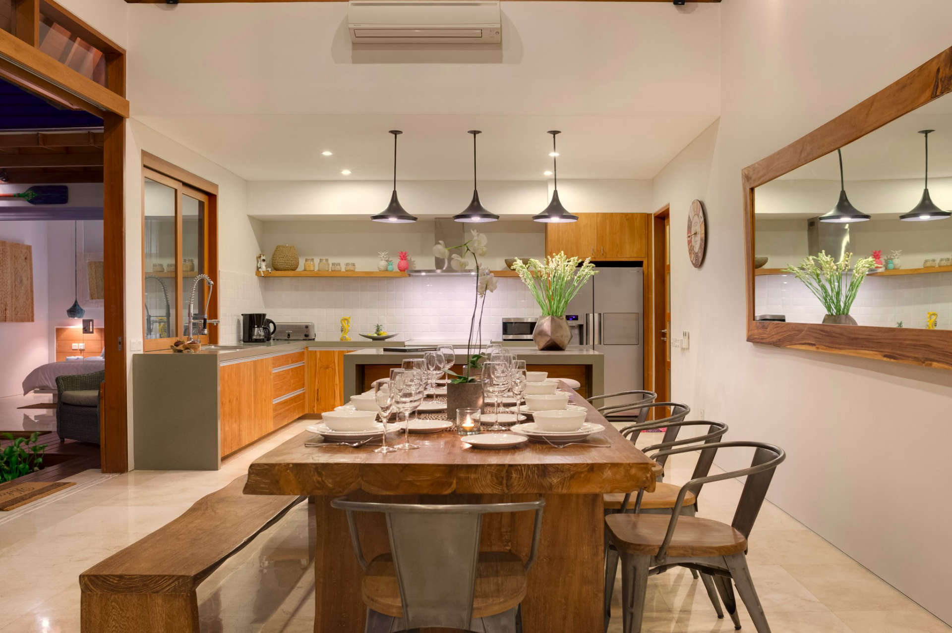 Ailenizin Seminyak'ın Başlıca Gezilecek Yerlerine Yakın Lüks Bir Tatil Villası Kiraladığını Hayal Edin, Villa Bali 2043