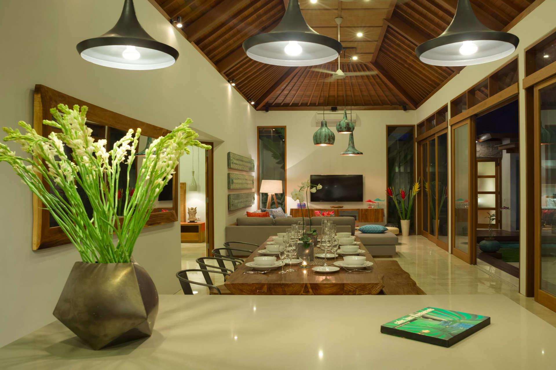 Ailenizin Seminyak'ın Başlıca Gezilecek Yerlerine Yakın Lüks Bir Tatil Villası Kiraladığını Hayal Edin, Villa Bali 2043